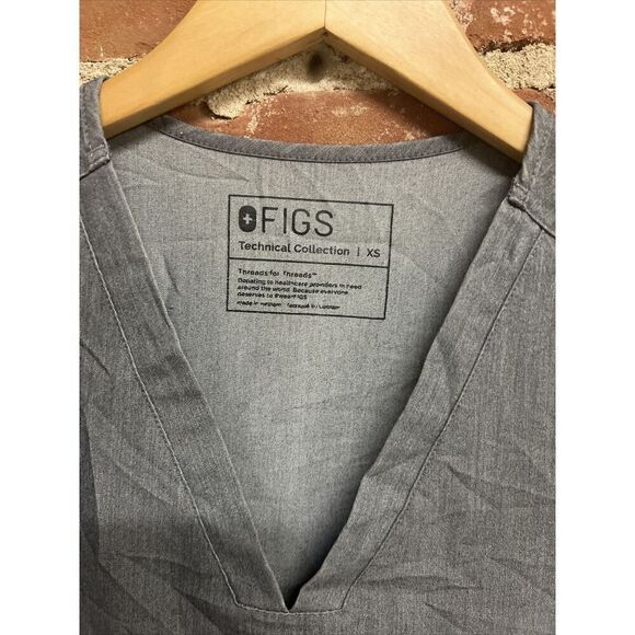Figs Women’s Size XS Casma Three Pocket Scrub Top V-Neck Graphite Gray - Picture 2 of 3